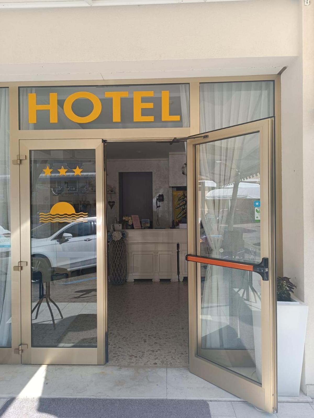 Hotel Tizian Beach Caorle Exterior photo