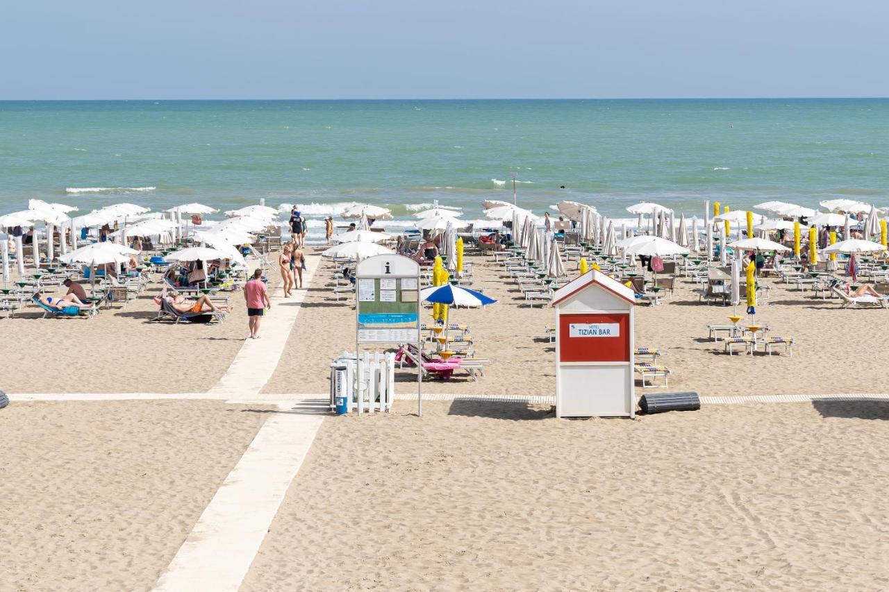 Hotel Tizian Beach Caorle Exterior photo